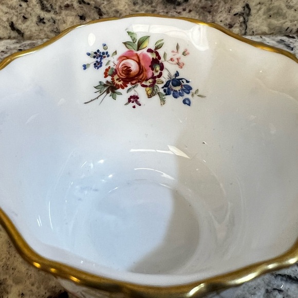 Hammersley bone China yellow teacup with gold trim and floral design - Picture 7 of 8